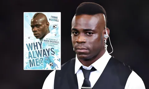 Mario Balotelli lại gây sốt khi ném pháo vào người đồng đội
