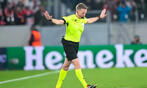 Bóng chạm tay, trọng tài check VAR nhưng tại sao West Ham bị tước pen?