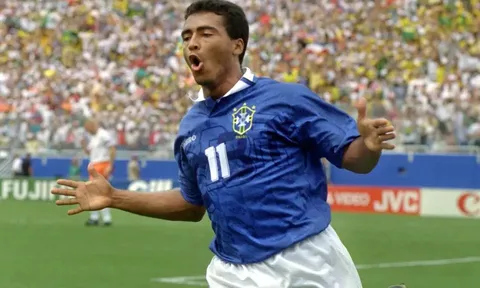 Huyền thoại Brazil hẹn hò với bạn gái kém 24 tuổi