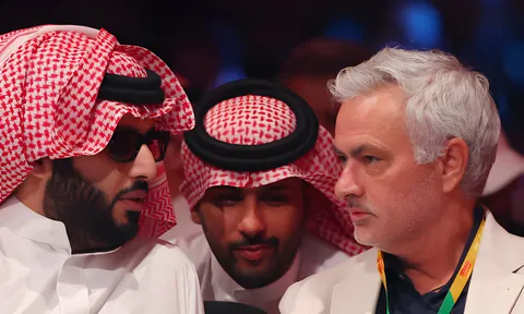 Jose Mourinho ký hợp đồng 'khủng' tại Ả Rập Saudi