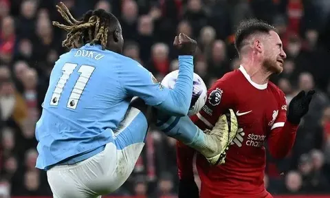 CĐV Liverpool chỉ trích trọng tài 'cướp pen' ở phút bù giờ
