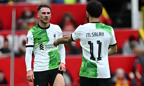 Mohamed Salah bắt Mac Allister từ bỏ thói quen 5 năm