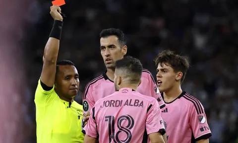 CĐV hô vang Ronaldo hướng về Messi ngày Inter Miami thua tủi hổ