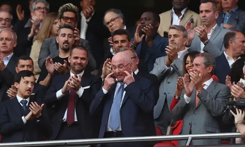 Benfica tri ân Sven-Goran Eriksson ở trận đấu Marseille