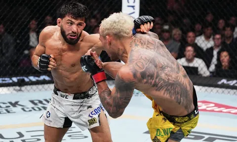 Charles Oliveira không hài lòng với quyết định của trọng tài tại UFC 300
