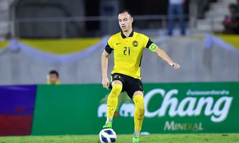 Không rõ luật FIFA, hậu vệ số 1 Malaysia bị thổi phạt cực hy hữu