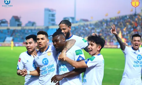 Thủ môn ĐT Việt Nam tỏa sáng, đại gia V-League thoát thua may mắn