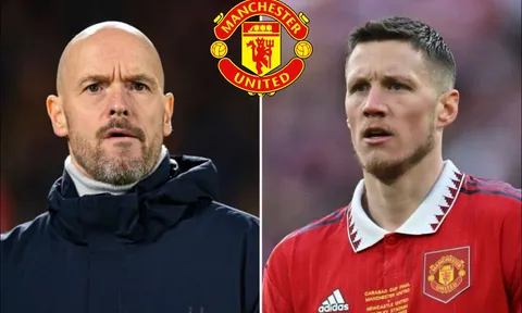 Fan MU 'ném đá' Weghorst, chất vất Ten Hag vì màn thay người lạ lùng trong trận thua Newcsatle.