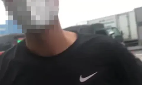 Rầm rộ clip phụ xe nhặt điện thoại trả lại người mất nhưng đòi ‘phí chuộc’ 2 triệu đồng