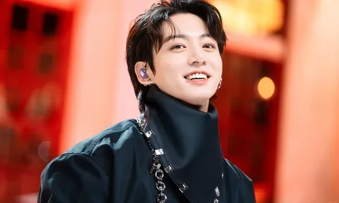 Netizens ngỡ ngàng khi Jungkook (BTS) khoe quần lót của mình ngay trên livestream