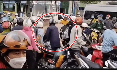 ‘Rùng mình’ trước cảnh tượng ‘bò điên’ húc hàng loạt người đi đường ở Đồng Nai