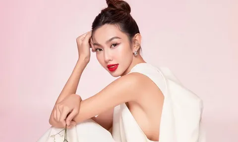‘Team qua đường’ bắt trọn khoảnh khắc Hoa hậu Thùy Tiên dự sự kiện, nhan sắc thật gây bất ngờ