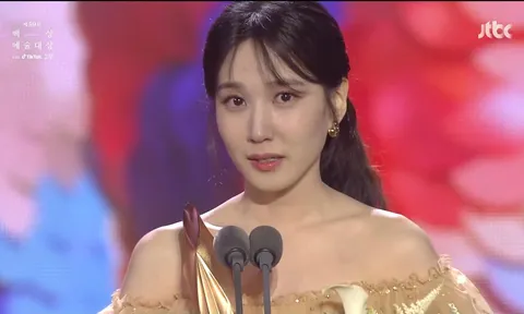 ‘Vượt mặt’ Song Hye Kyo, nữ luật sư tự kỷ Park Eun Bin giành giải cao quý nhất tại Baeksang 2023
