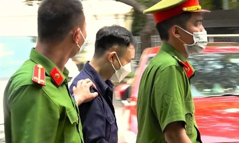 Xét xử ‘tú ông’ Lê Hoàng Long môi giới mại dâm 15.000 USD: Trả hồ sơ do phát sinh sổ khám tâm thần