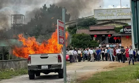 Ô tô bán tải phát nổ, tài xế tông người rồi đốt xe tự tử