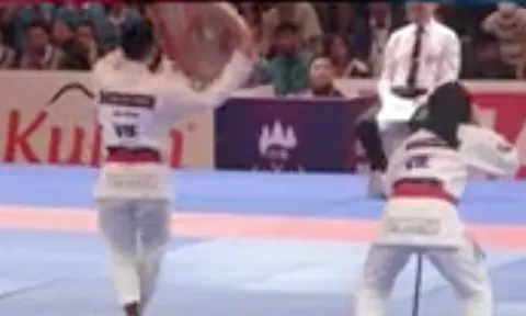 VIDEO: Hai cô gái Việt Nam giành HCĐ với nón quai thao, khăn mỏ quạ trên sàn Jiu Jitsu