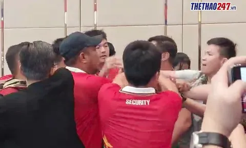 VIDEO: Trọng tài xử thắng cho Việt Nam, BHL Indonesia tranh cãi quyết liệt suýt dẫn đến ẩu đả