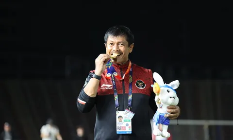 Vô địch SEA Games 32, HLV Indonesia nhận vinh dự lớn từ FIFA
