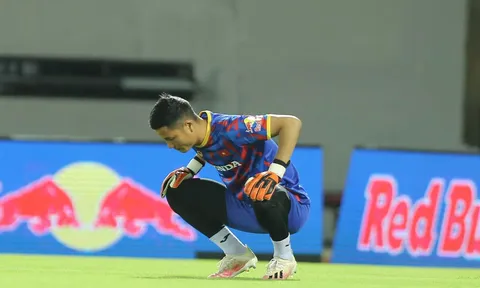 Thủ môn ĐT Việt Nam nhận lời khen dù để thua trên sân khách