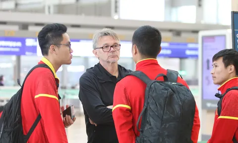 VIDEO: Thầy trò HLV Troussier trở về Việt Nam