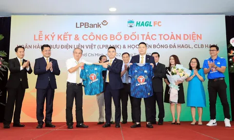 Bầu Đức: 'Mùa giải này coi như bỏ đi, nhưng mùa tới phải vô địch!'