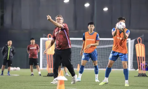 HLV Troussier gây bất ngờ ở ĐT Việt Nam