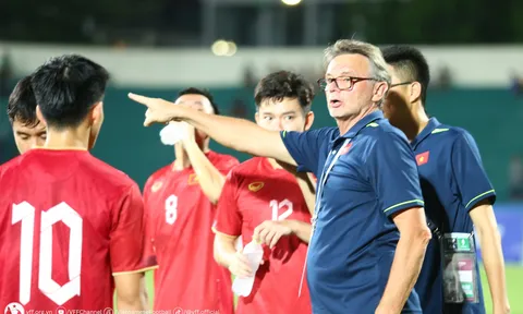 VIDEO: HLV Troussier cảnh báo các học trò trước trận ra quân