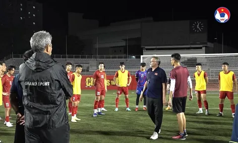 HLV Troussier 'họp nóng' toàn bộ ĐT Việt Nam