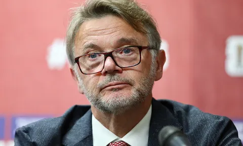HLV Troussier 'không biết lý giải thế nào' trước hành động bất ngờ của học trò