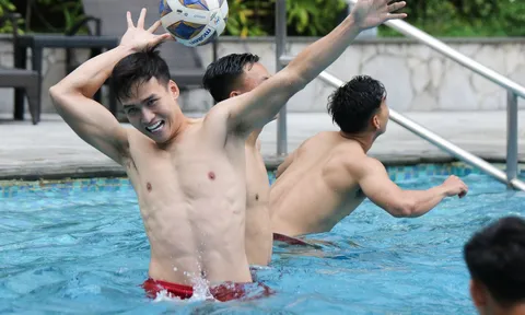 VIDEO: Dàn 'nam thần' ĐT Việt Nam khoe thân hình 6 múi ở bể bơi
