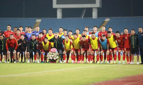 VIDEO: ĐT Việt Nam dành điều đặc biệt cho HLV Troussier