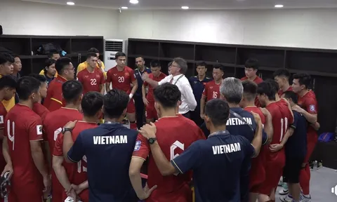 Bất ngờ cách HLV Troussier 'truyền lửa' trong phòng thay đồ ĐT Việt Nam