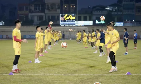 Diễn biến mới vụ CLB Thanh Hóa doạ đình công, đến bãi biển để 'thư giãn'