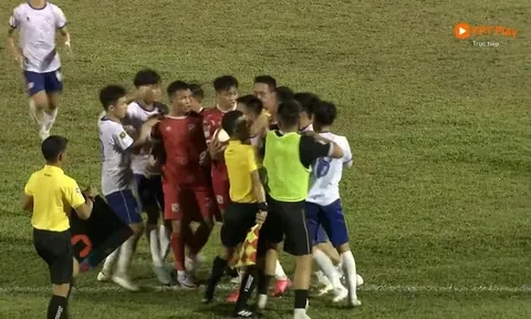 VIDEO: Cận cảnh màn đánh nhau của cầu thủ ở giải chuyên nghiệp Việt Nam