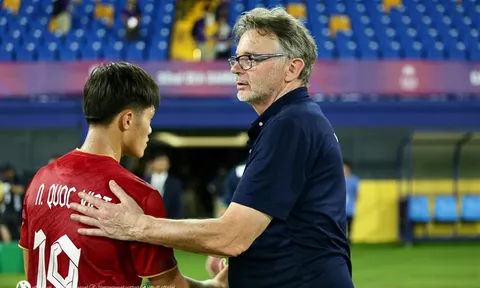VIDEO: Khoảnh khắc đón năm 2024 đầy gắn bó giữa HLV Troussier và các học trò