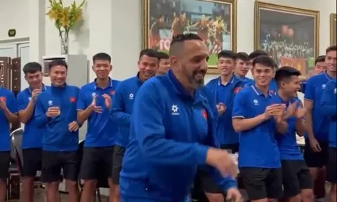 Trợ lý HLV Troussier trổ tài khiến ĐT Việt Nam 'tròn mắt'