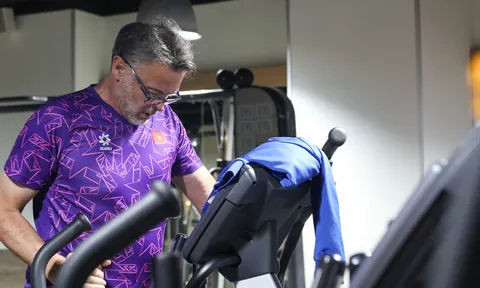 HLV Troussier tập luyện cùng các học trò ĐT Việt Nam
