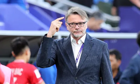 HLV Troussier bất ngờ đích thân 'đính chính' thông tin