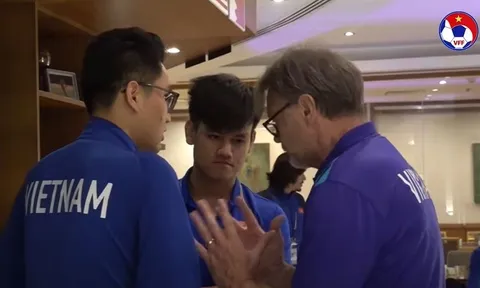 HLV Troussier nói chuyện riêng với Hồ Tấn Tài
