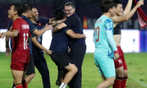 Vừa tới Indonesia, HLV Troussier đón tin không thể vui hơn