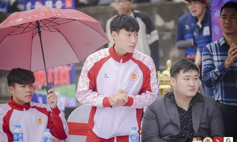 Tuyển thủ U23 Việt Nam động viên tinh thần 'cầu thủ nhí' tại Giải bóng đá trẻ Hà Nội