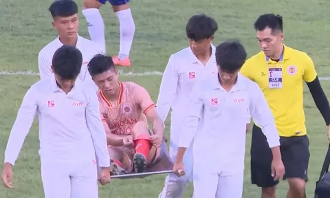 VIDEO: Cận cảnh pha bóng 'lãng xẹt' khiến Phan Văn Đức đứt dây chằng