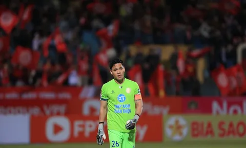 HLV Philippe Troussier nhận tin 'sét đánh' từ đại gia V-League