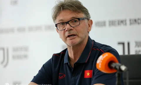 HLV Troussier báo tin quan trọng cho U22 Việt Nam sát thềm SEA Games 32