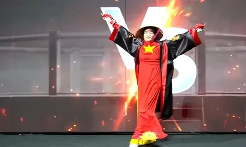 Khoảnh khắc võ sĩ Ê-đê mặc áo dài 'tung mưa đòn' hạ gục đối thủ người Pháp