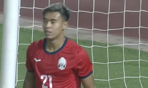 VIDEO: Trọng tài 'ra tay cứu' chủ nhà U22 Campuchia, CĐV trung lập phẫn nộ