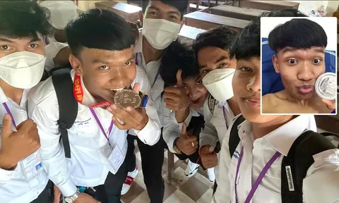 Tấm huy chương bạc SEA Games 32 bị cầu thủ Thái Lan ném đi có giá 'trên trời'