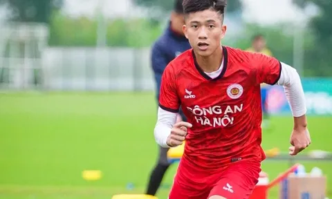 Tiền đạo ĐT Việt Nam sang Singapore phẫu thuật chấn thương