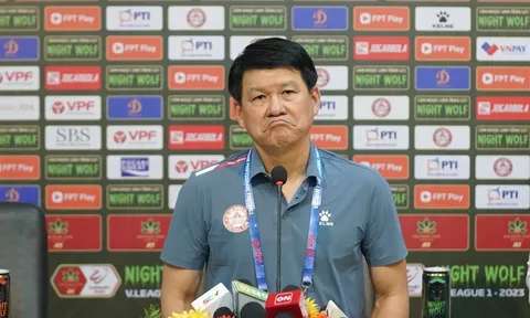 HLV TP. HCM bức xúc: 'Lãnh đạo Hà Nội FC trừng mắt một cái là trọng tài phải sợ hết'
