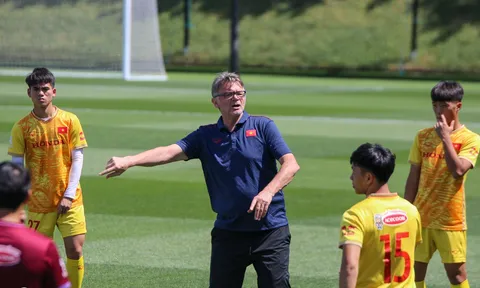 HLV Troussier bỏ thói quen đặc biệt với U22 Việt Nam trước SEA Games 32